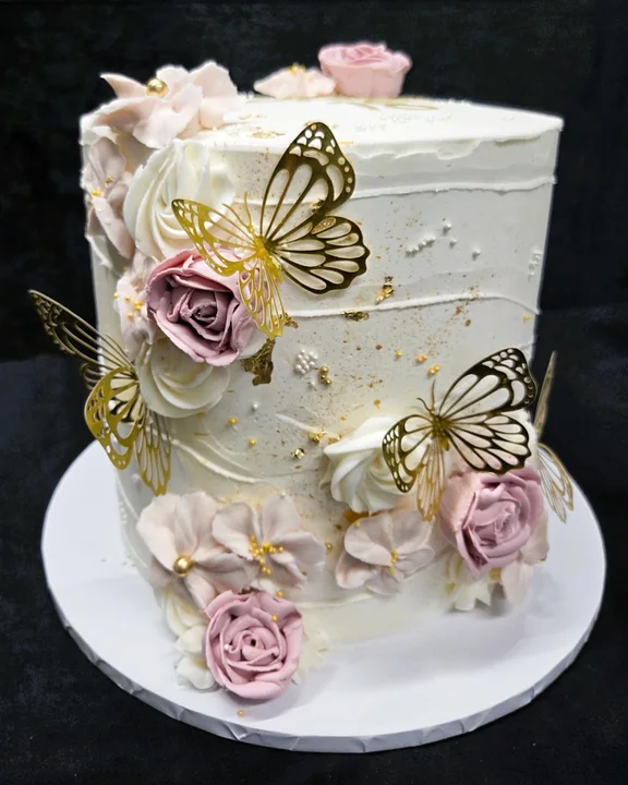 Florals and butterlies feature on this beautiful 18th Birttday Cake.
#odettescakesandcookies
#18thbirthdaycake
#birthdaycakeperth
#perthbirthdaycake