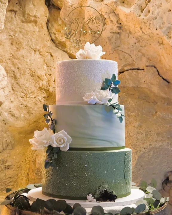 Congratulations to the lovely Jordy and Shae who became Mr. & Mrs. Horo yesterday, Monday 7th September 2026, at The @cabaretcaveyanchep in the grounds of the Yanchep-National Park.
Such a lovely couple, and such a lovely cake to work on.
F